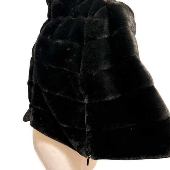 BCBGeneration Faux-Fur Cape new - Picture 4 of 11